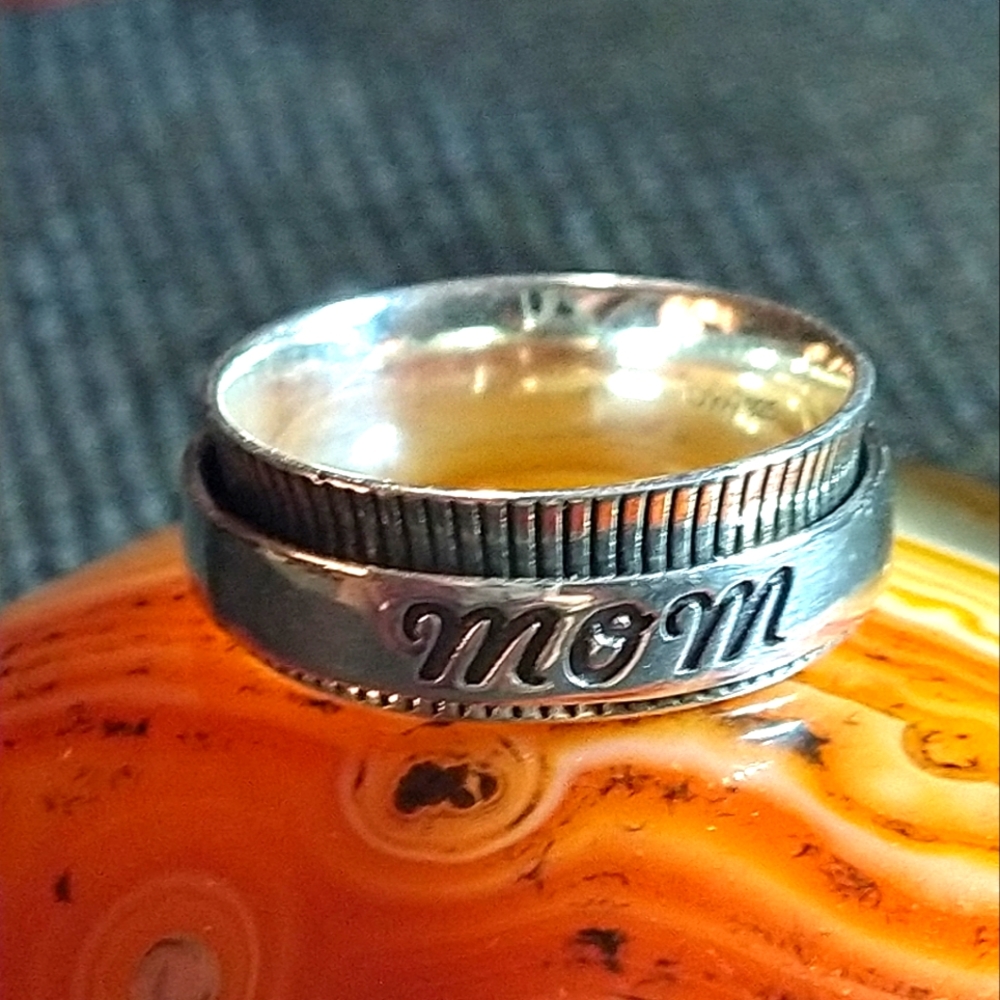 MEN'S/ (*MOM*) ENGRAVED SPINNER RING IN STERLING SILVER. SIZE 8 *(R-876312)